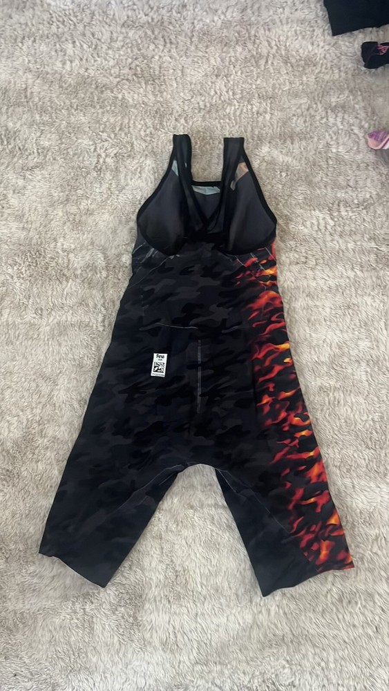 TYR Venzo Camo Fire size 22 comes with box