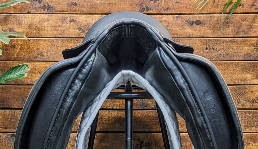 18" Custom Saddlery Steffen's Advantage (2021) *Wool Flocked*