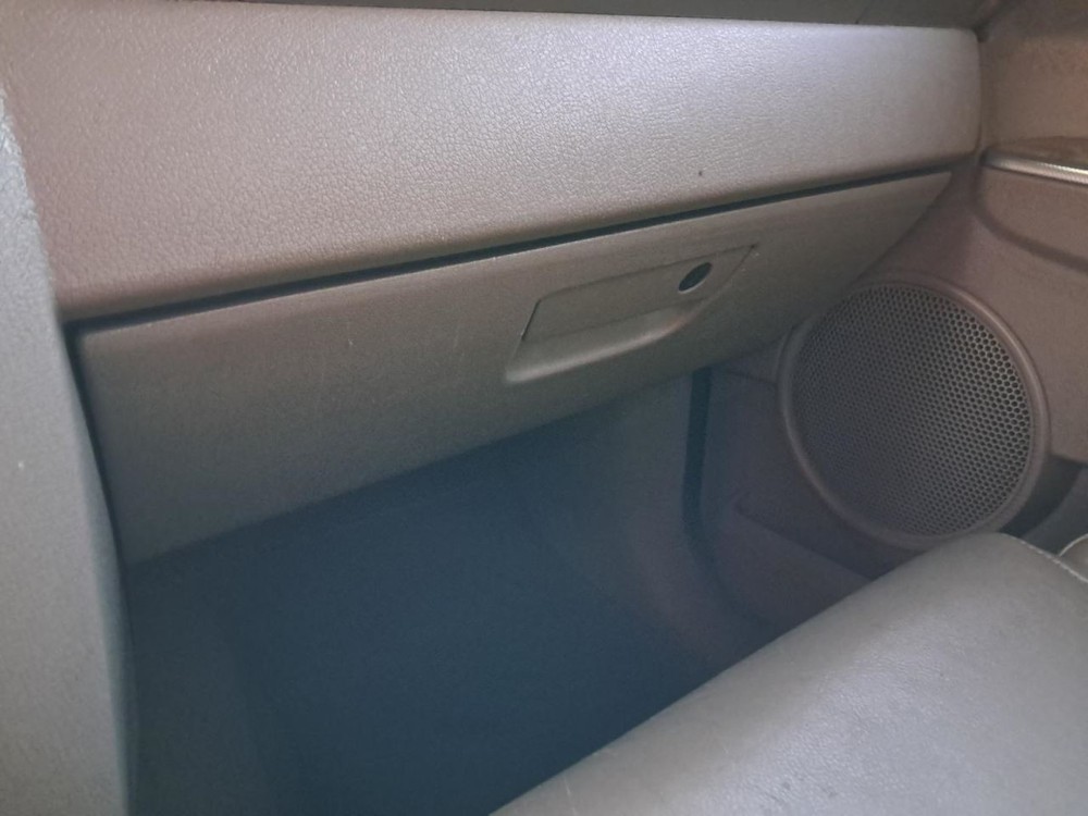COMMANDER 2006 Glove Box 4773141