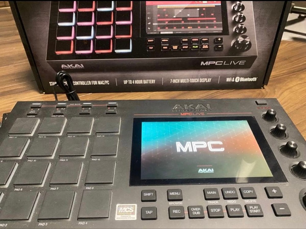 AKAI MPC Live Standalone Sampler Sequencer Drum Machine Japan