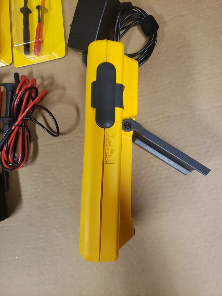 Fluke 744 Documenting Process Calibrator With Accessories. Read Desc.