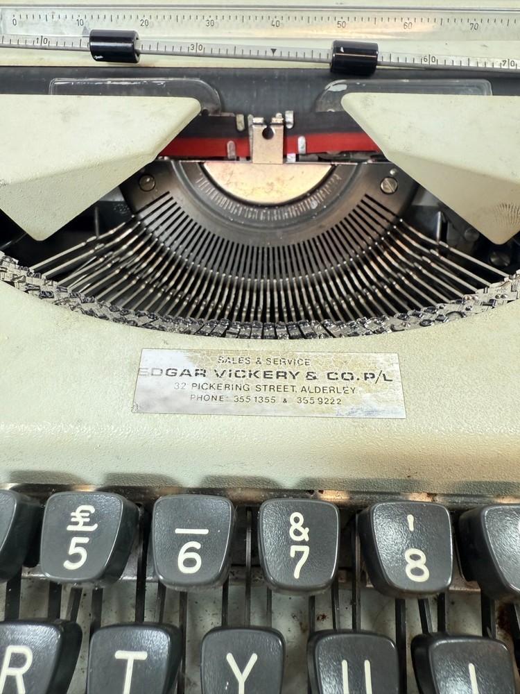Olympia Traveller de Luxe Typewriter& Case , works but needs full service