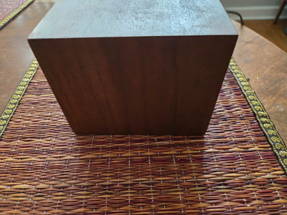 KLH "Model Eighteen" Tuner. Powers up, Needs work