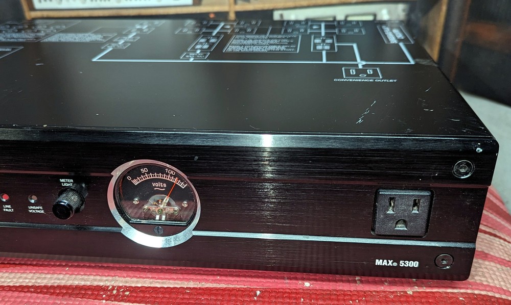 Panamax MAX-5300 surge protector with analog voltage meter