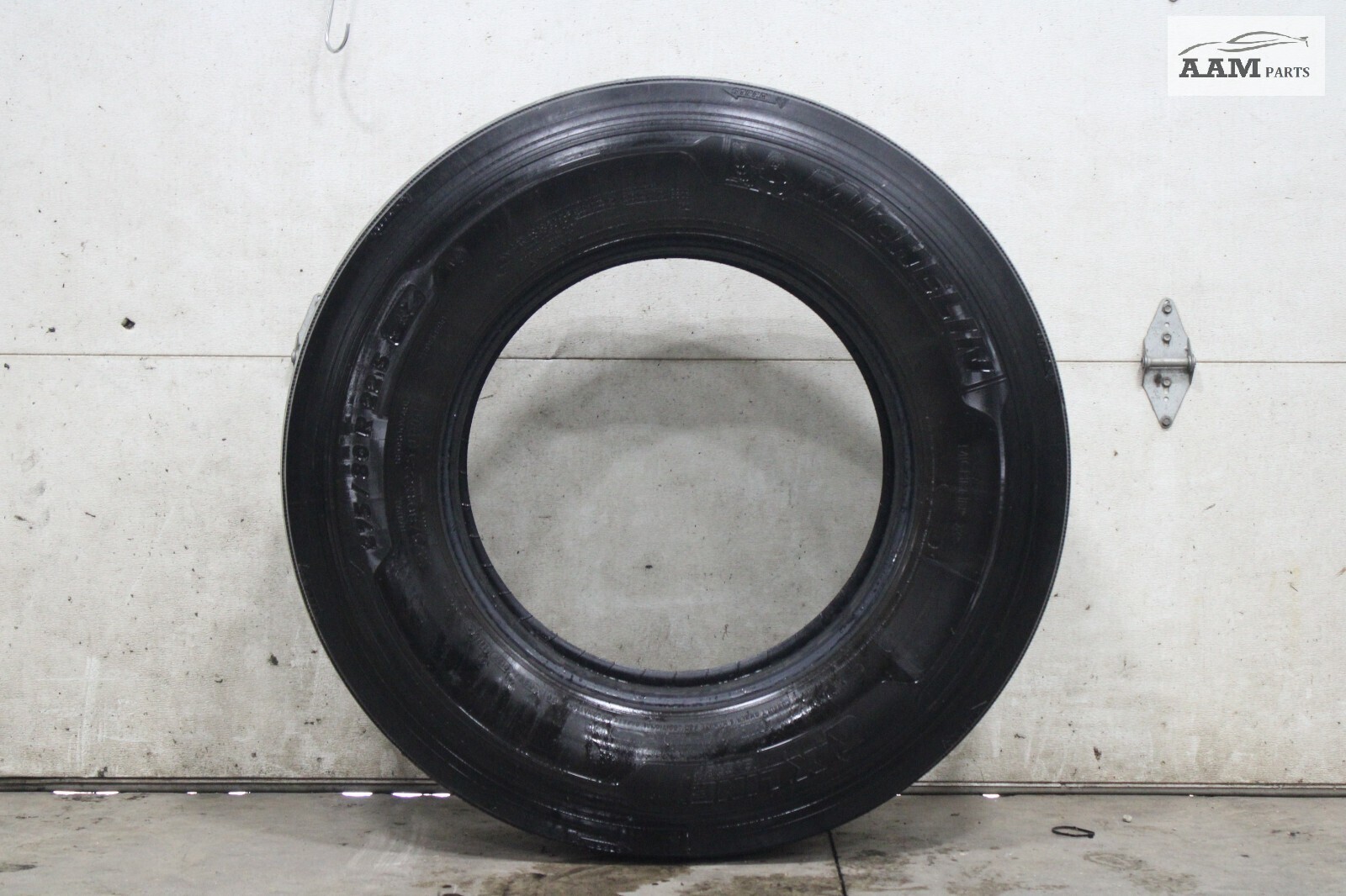 2018-2024 FREIGHTLINER CASCADIA WHEEL TIRE 275/80 R22.5 MICHELIN OEM