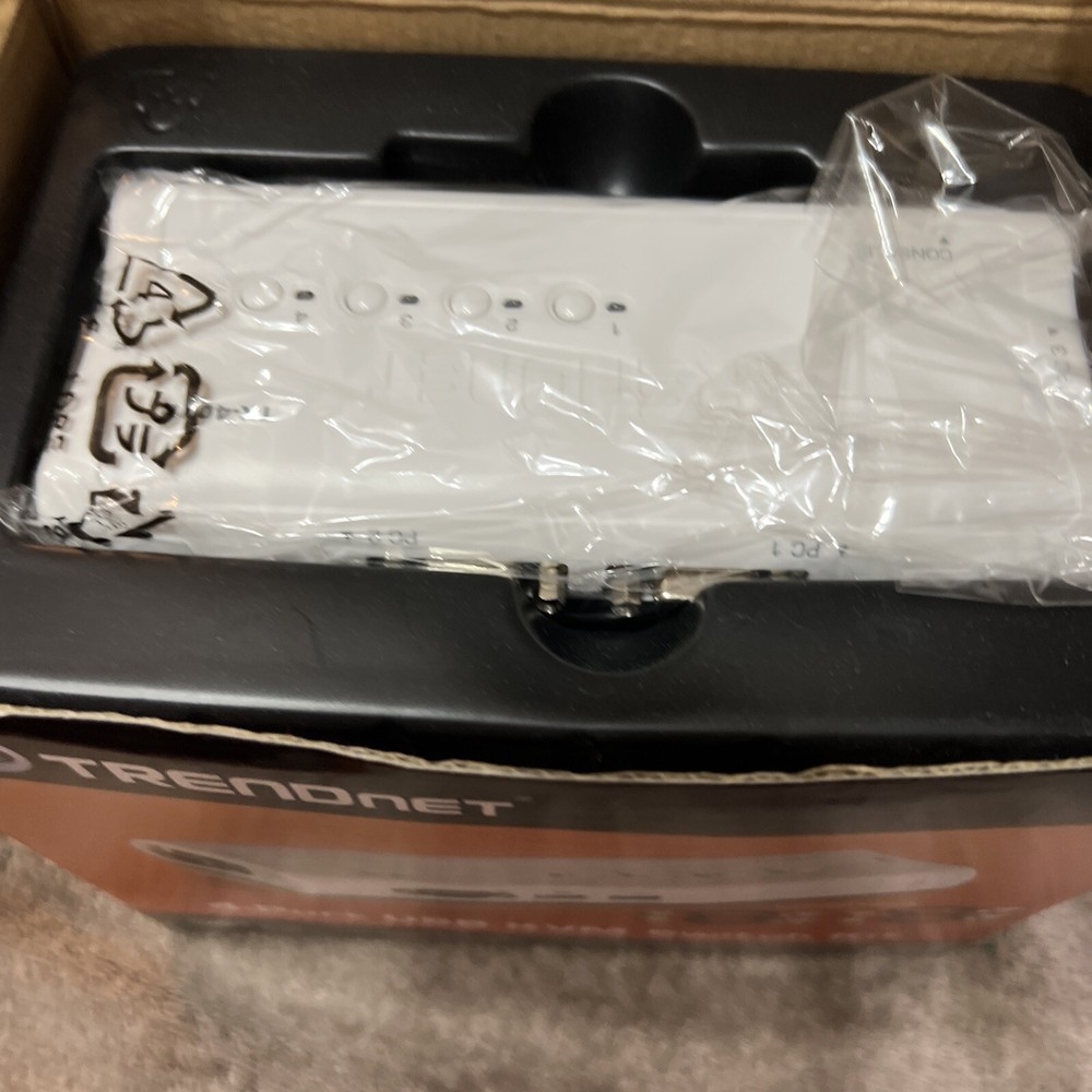 TrendNet 4-Port KVM Switch Kit TK-407K Plug & Play (Includes 4 KVM Cables)
