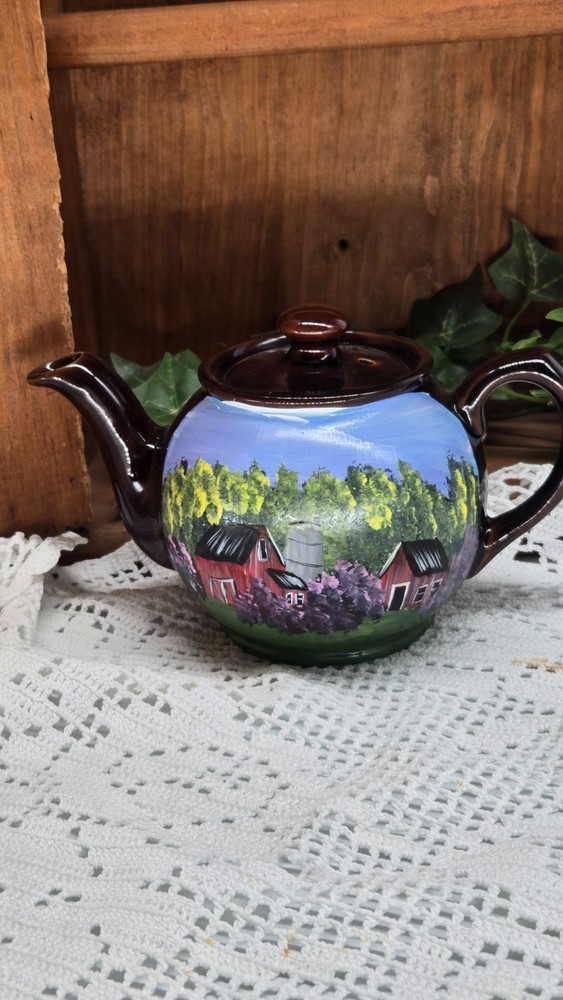 tea pot w/summer barn (26045) hand painted