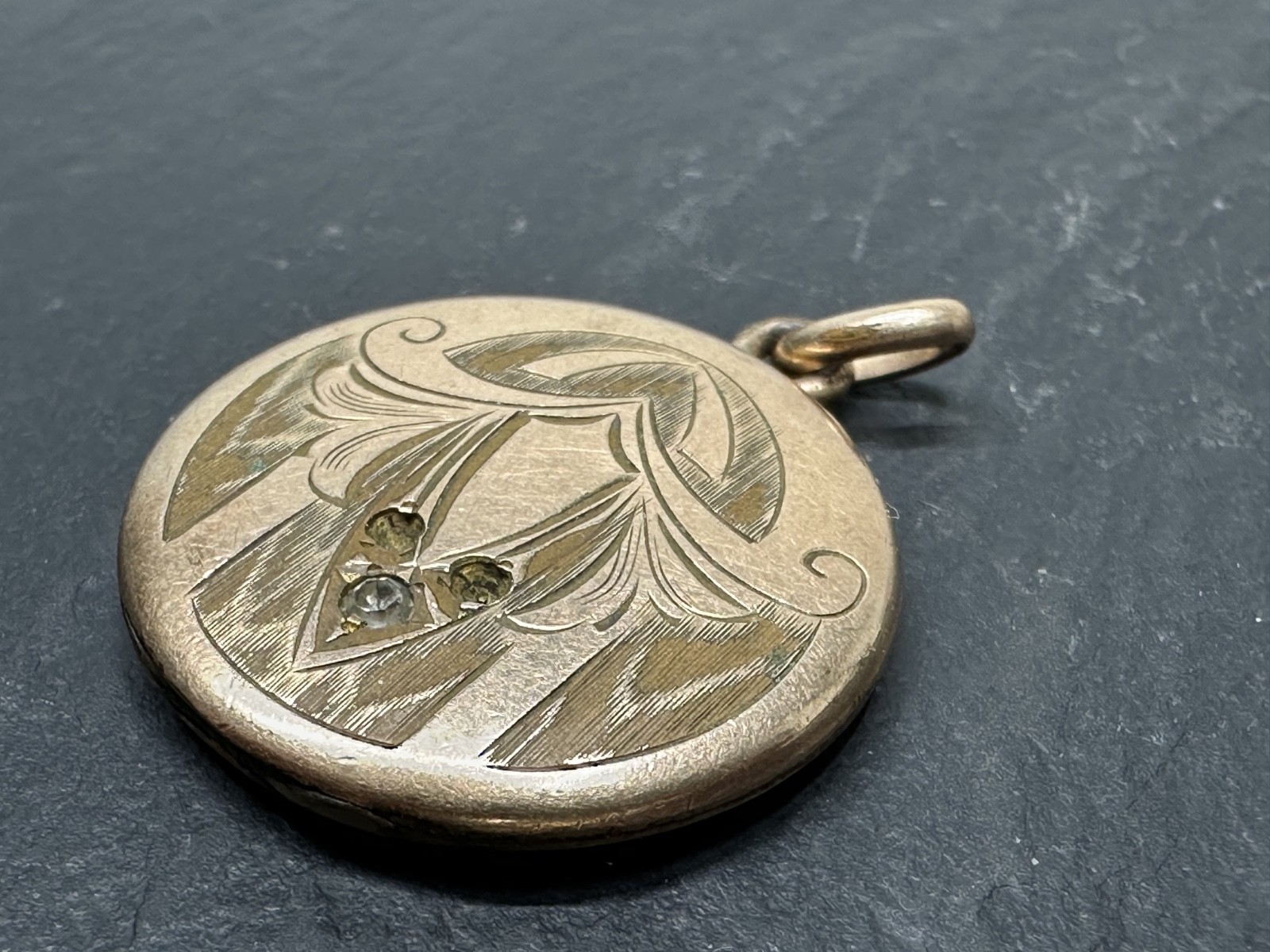 ANTIQUE GOLD FILLED PHOTO LOCKET WITH GREAT PHOTOS N122