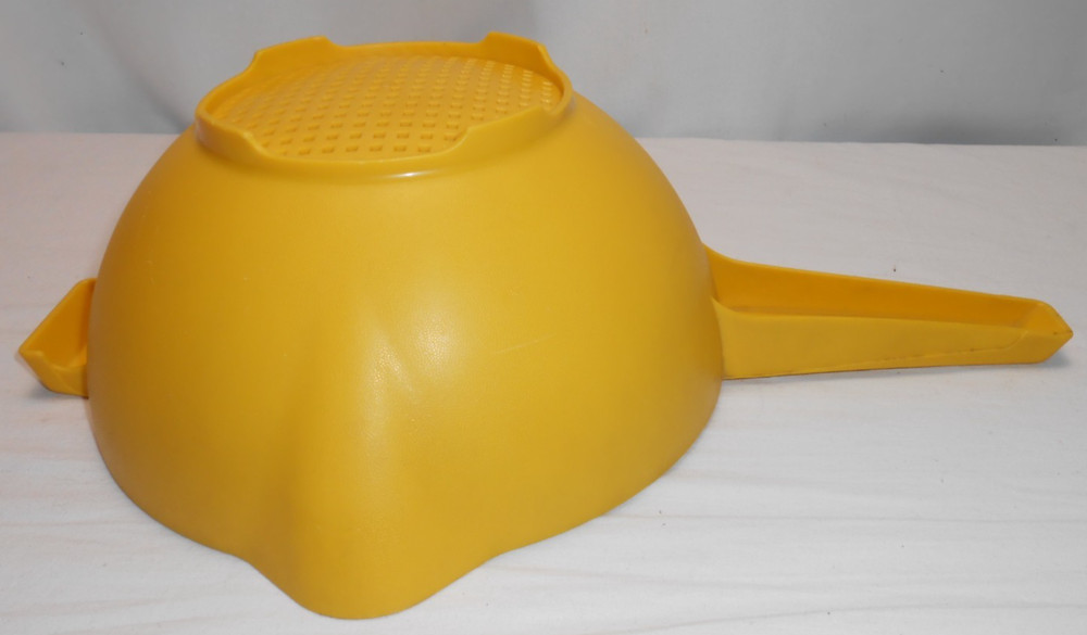 Vintage Tupperware 1523 2 Qt. Colander Strainer NICE