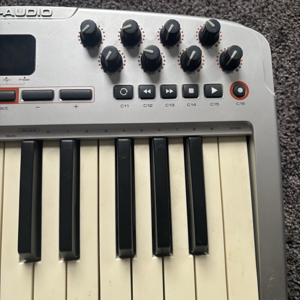 M-Audio Oxygen 8 v2 MIDI USB Keyboard Controller 25-Key Compact Great Condition