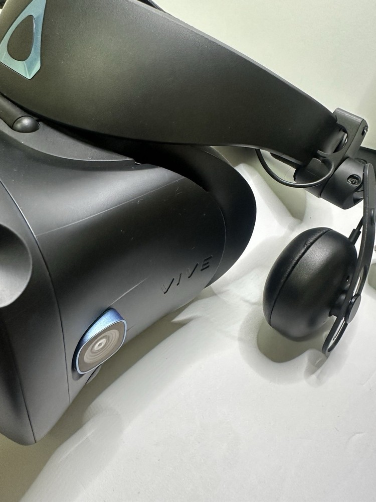 HTC Vive Cosmos Elite Full VR Kit with Base Stations, Controllers
