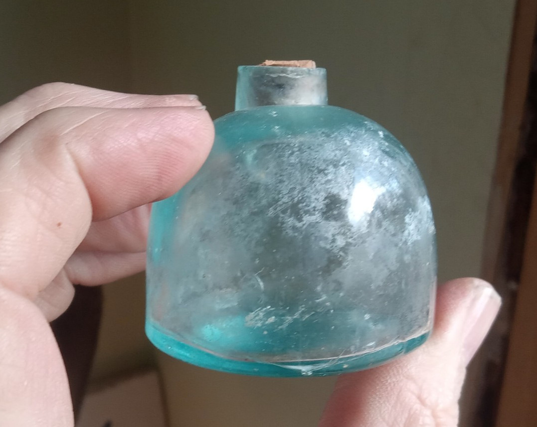1870s PLAIN IGLOO TURTLE INK BOTTLE WITH GROUND LIP (AS IS;CRACK IN BASE)