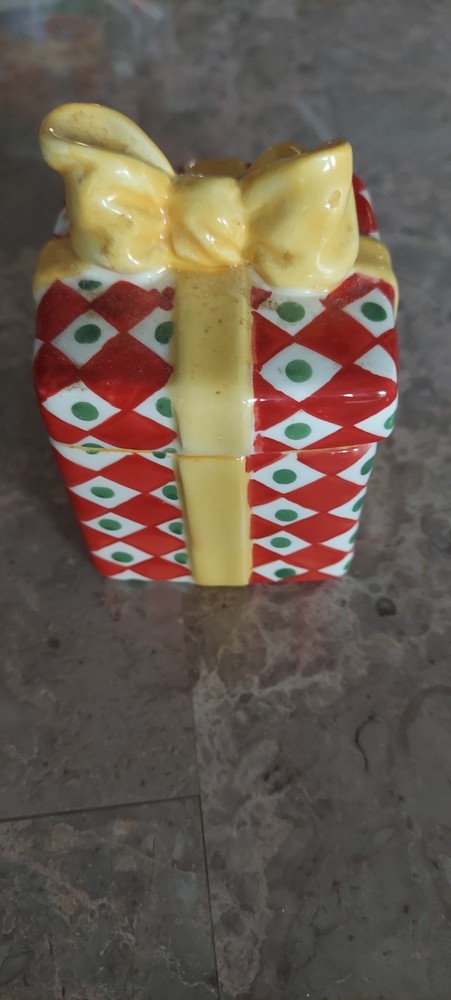 CHRISTOPHER RADKO TRADITIONS CERAMIC PRESENT SUGAR BOWL (NO SPOON)