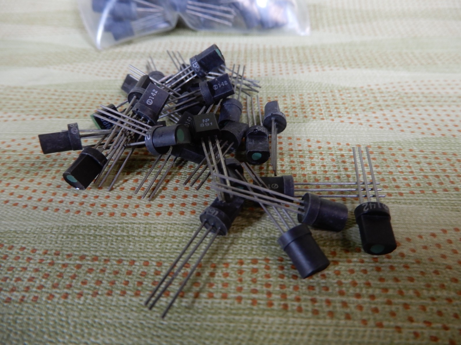 Sprague Green Dot 2N2926 NPN Silicon Transistors (100) NOS Hfe 247-352 Fuzz!