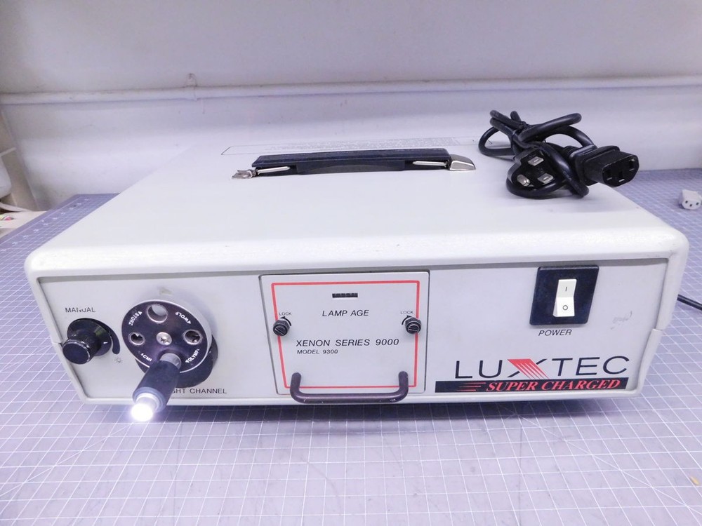 LUXTEC 9300 XENON SERIES LIGHT SOURCE M5552