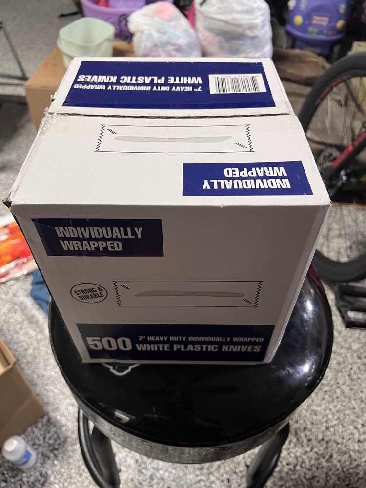 White Plastic Knives 500 Count