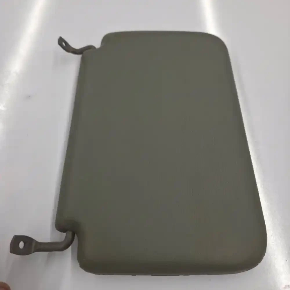 2018 Peterbilt 579 Center Sun Visor
