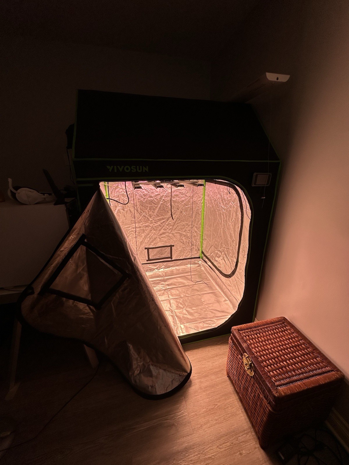 VIVOSUN 4x4 Grow Tent with Lights & Accessories, Black, Used