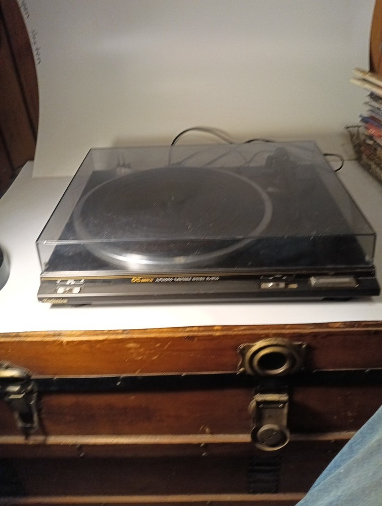 Techniques Turntable SL-BD20 Hinge On Lid Broke , Needs Belt ,Does Powers On