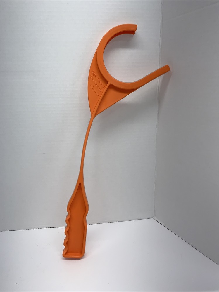 Handheld clay skeet thrower