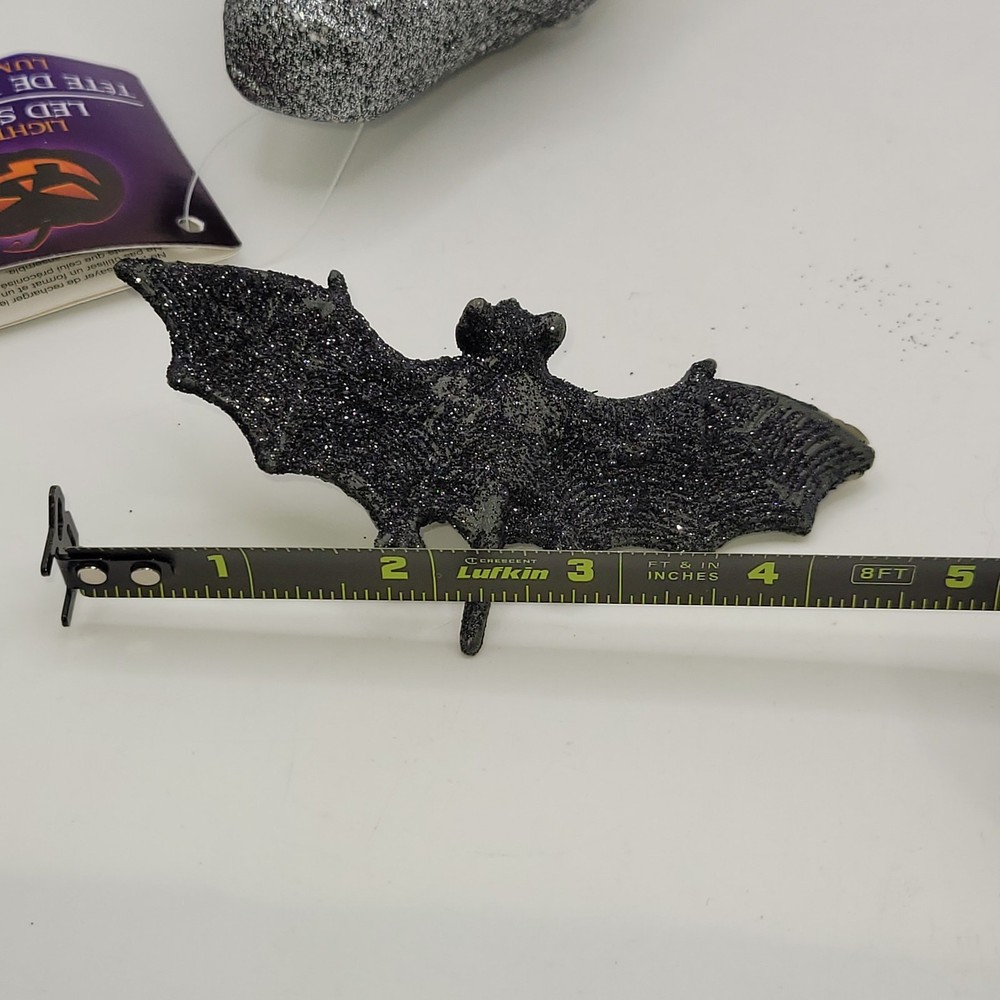 Light-up LED Skull Styrofoam ~ clip on black bat ~ untested