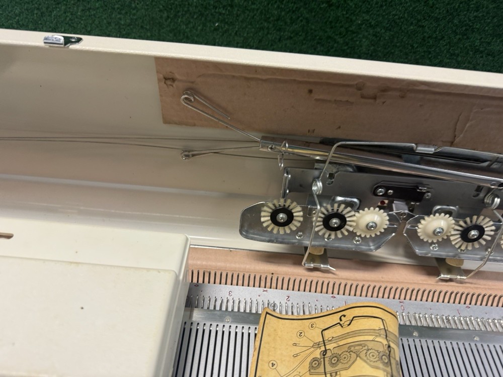 Singer/Silver Studio Sk-313 Knitting Machine And Accessories Untested