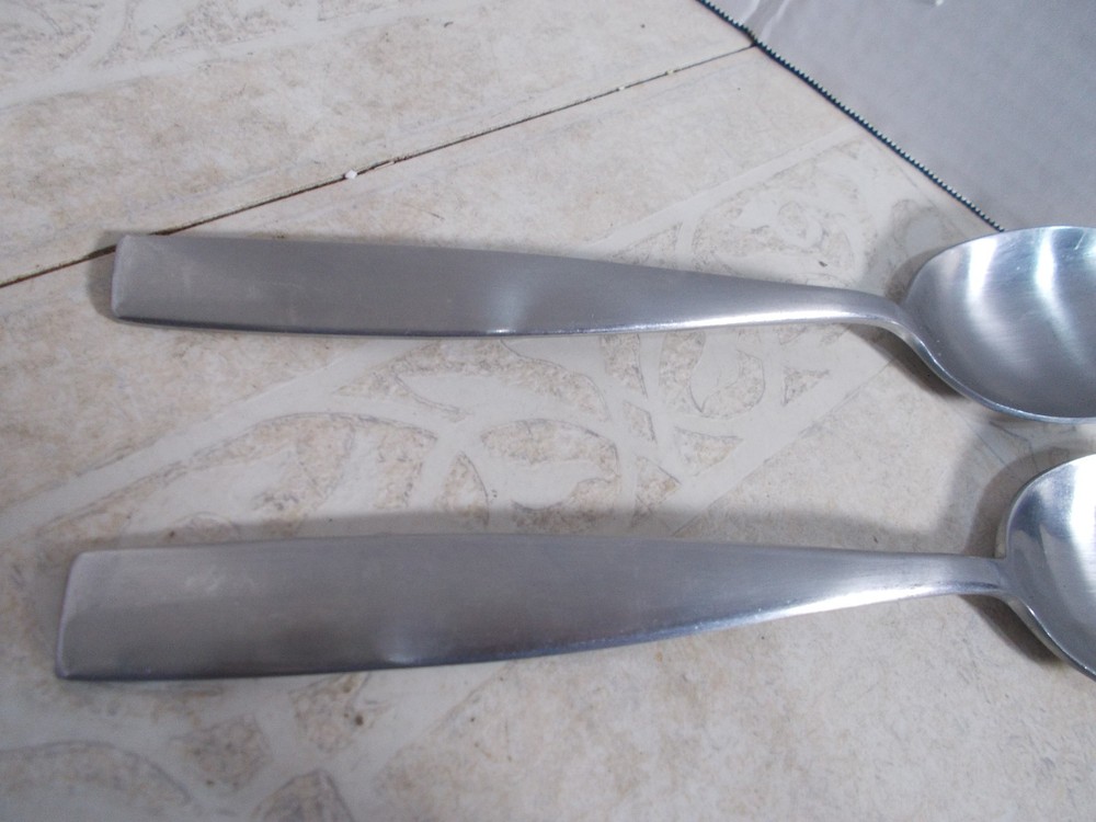 2- Oneida Satin Finish Solid Serving Spoons (D-2)