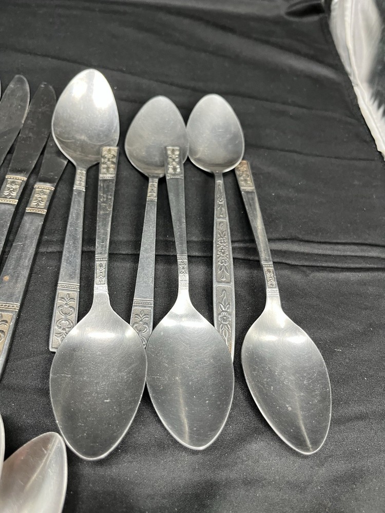 Customcraft Stainless CUS3 Fleur De Lis Flatware Taiwan Spoon Fork Knives 25 PCs
