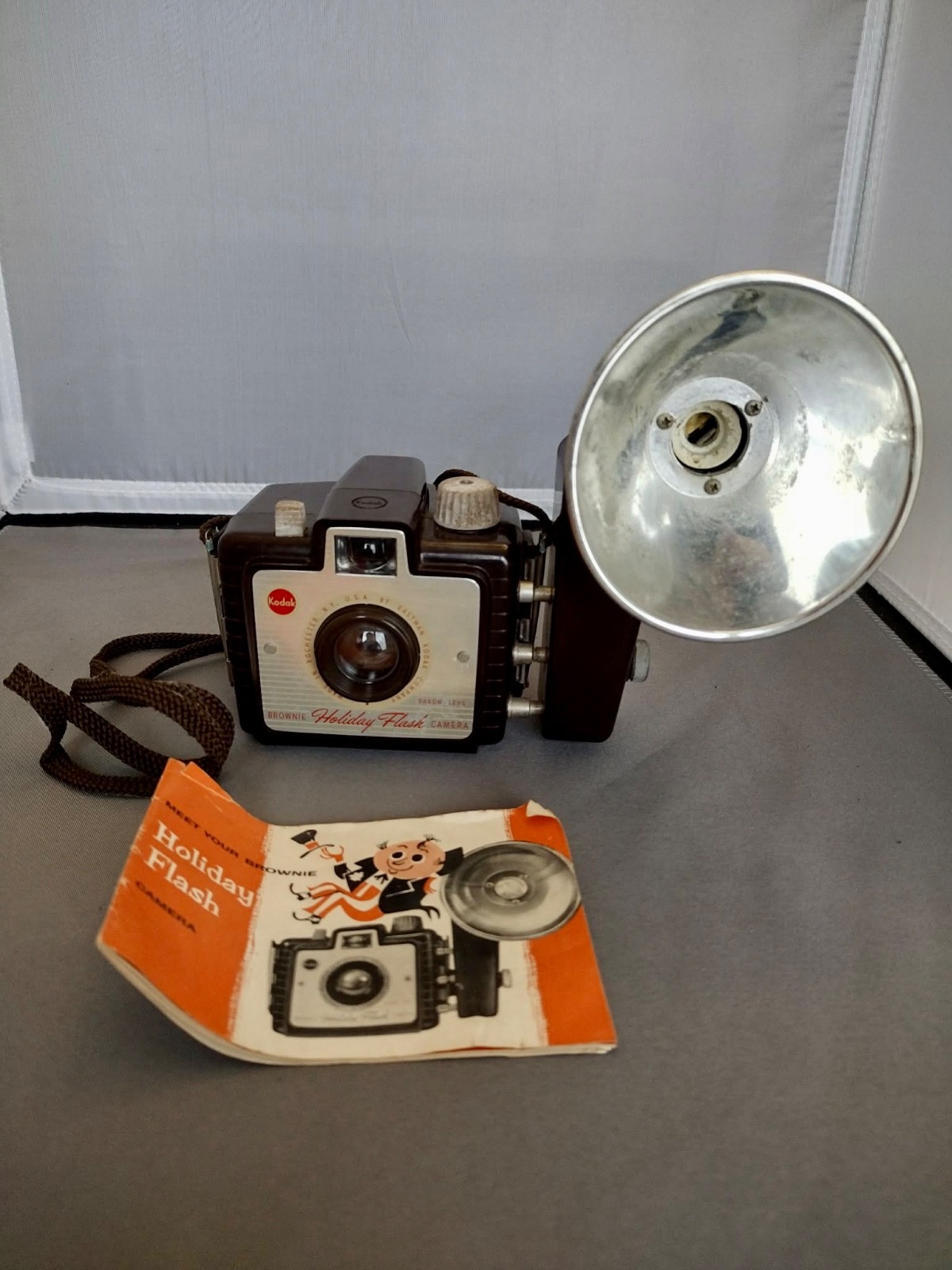 VINTAGE KODAK BROWNIE HOLIDAY FLASH CAMERA Bakelite 1950'S UNTESTED