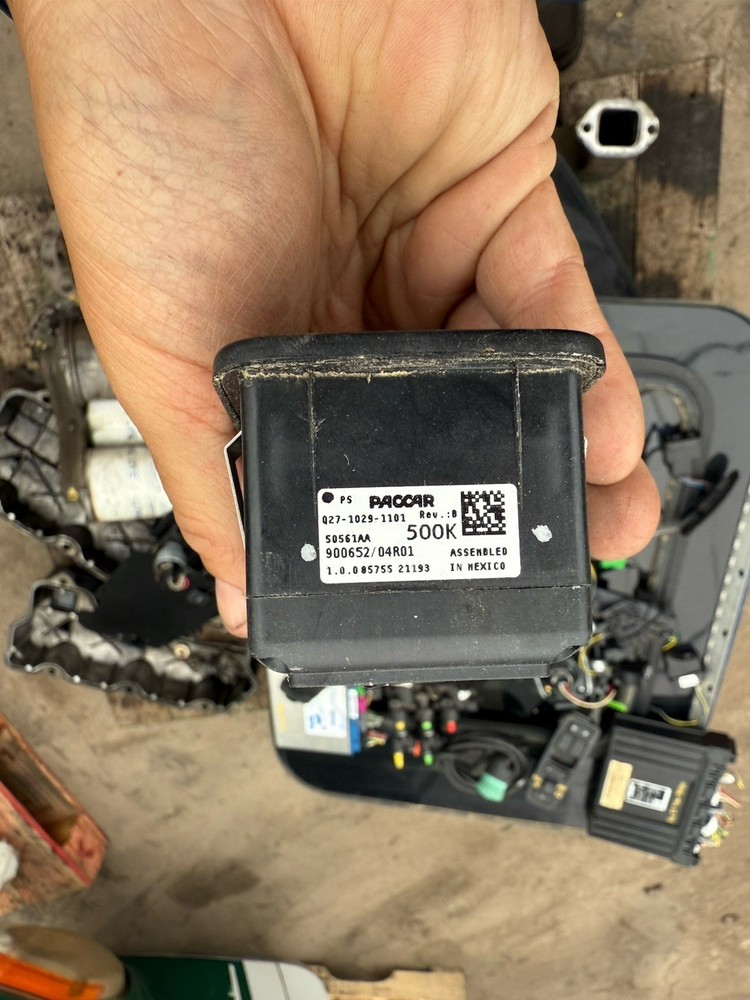PACCAR DOOR WINDOW SWITCH P27 1029 1101
