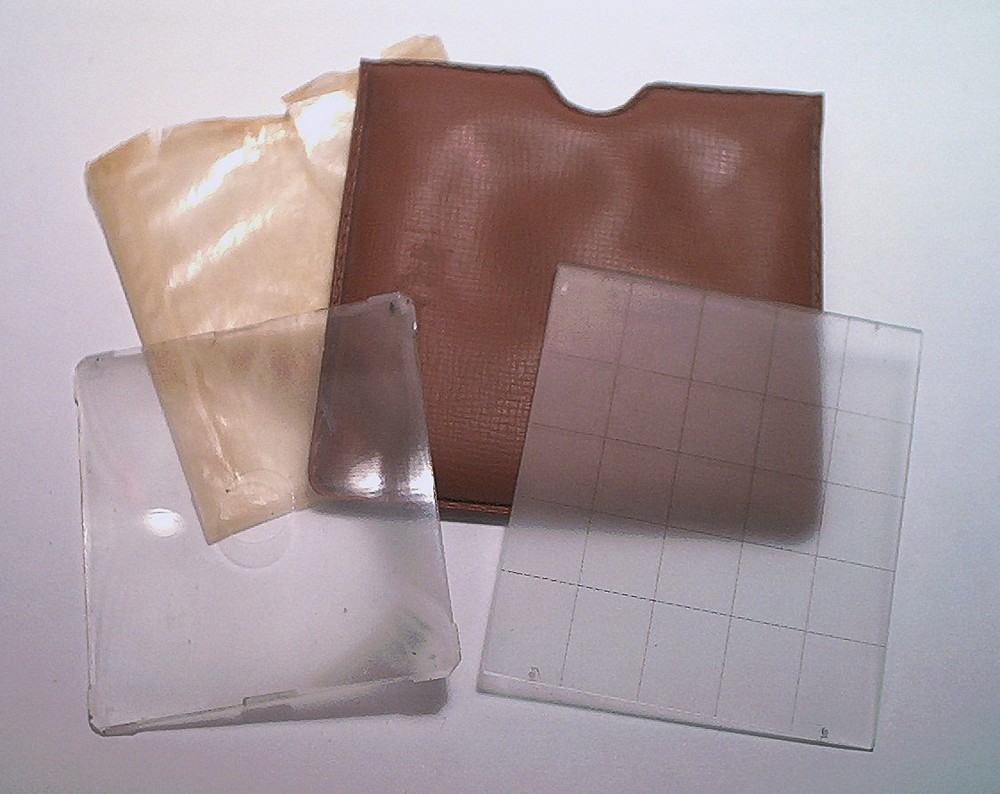 2 DIFFERENT ROLLEIFLEX FOCUSING SCREENS W/ FIELD CASE - NORMAL & GRID PATTERN