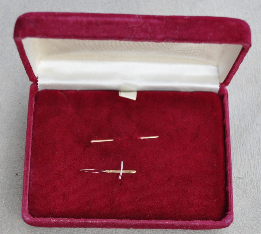 14k SOLID GOLD Sewing needle and threader