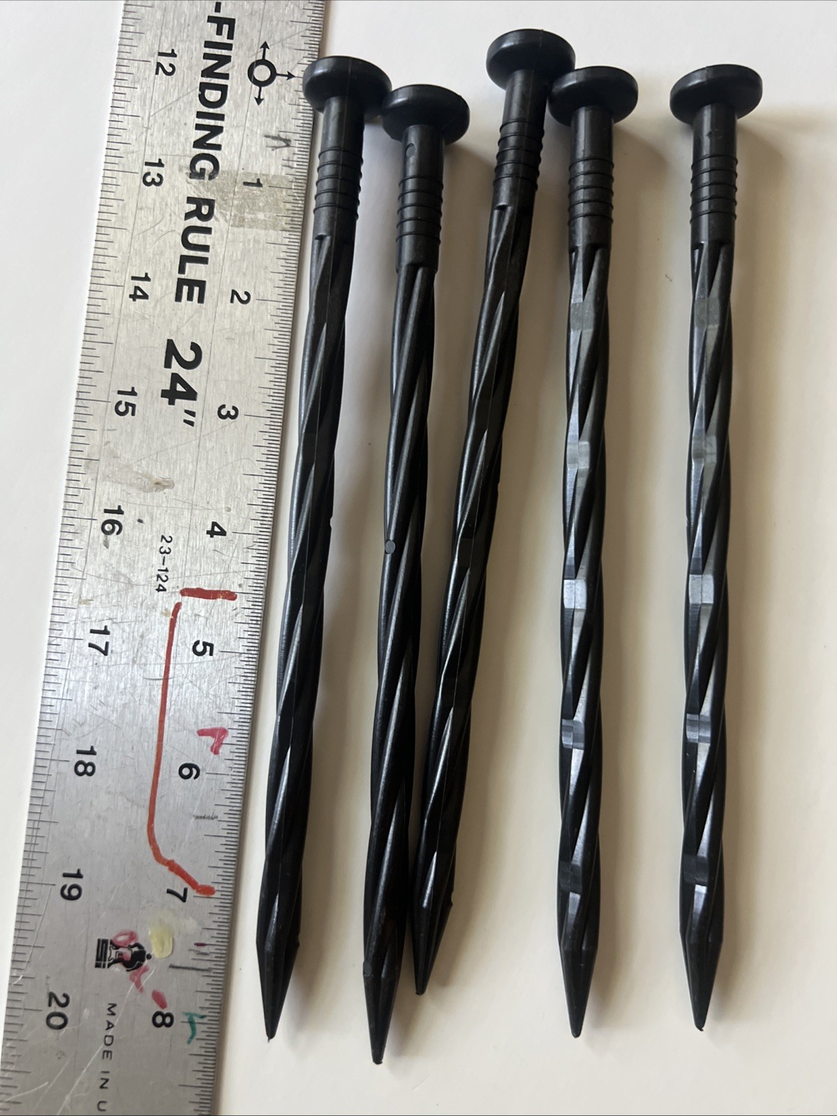 Landscape Edging Spikes 8 Inch ( 25-Pack) Lawn / Garden / Beach / Tents.. (25 )