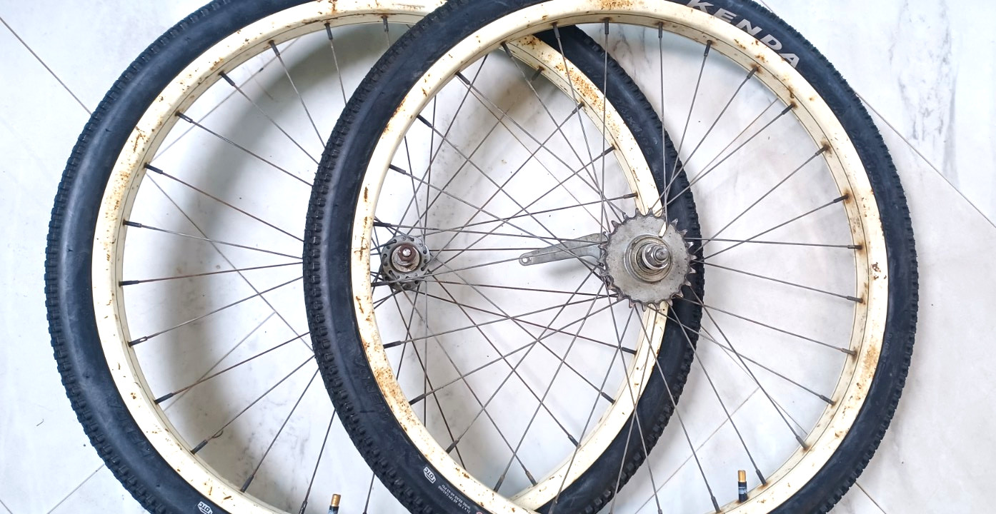 SWEET, 24x2.125" Nice pair Schwinn, S-2 Balloon Enameled Wheels 1950/60s bicycle