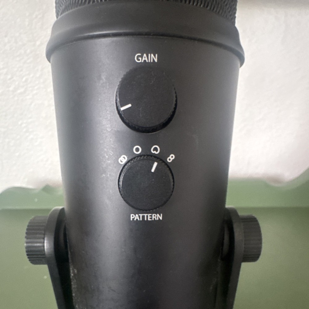 Blue Yeti USB Microphone Black Mute Volume Gain Multiple Polar Patterns