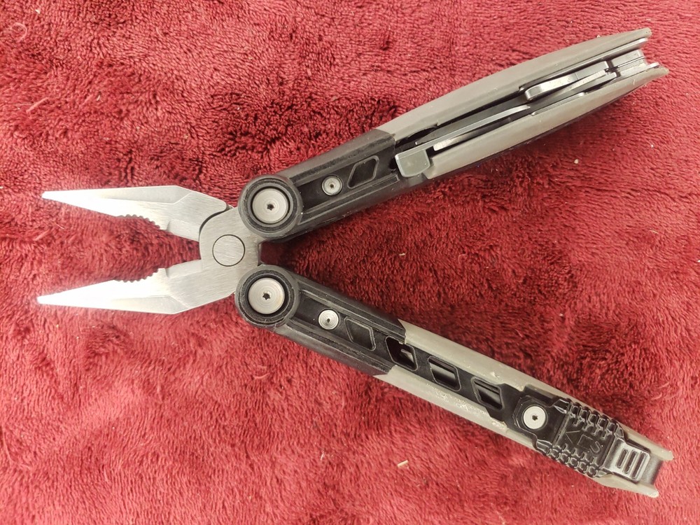 Gerber Radius Multi Tool Ergonomic 8 tool Plier with Nylon sheath USA