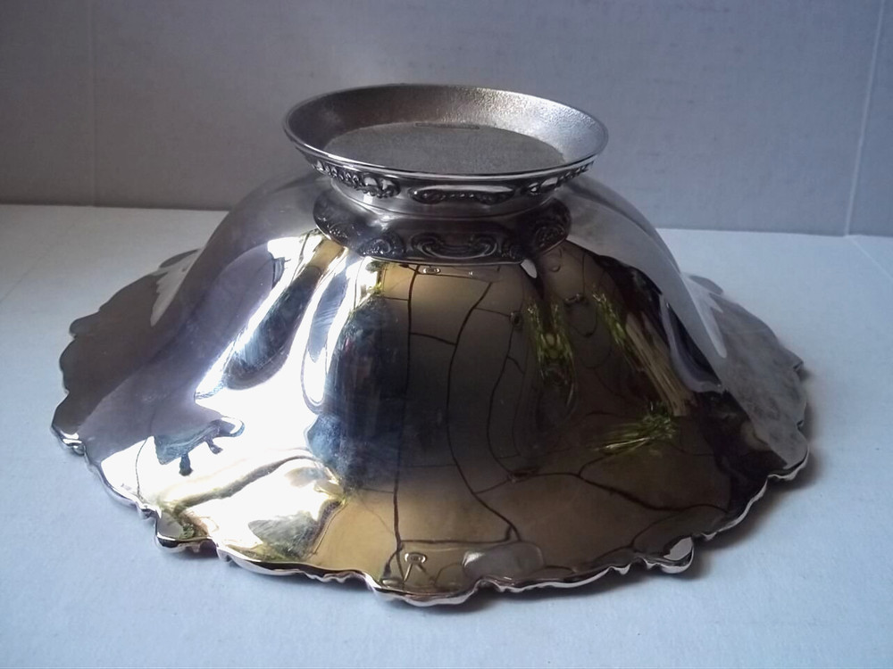 Wallace silverplate bowl in box. Pre-owned.