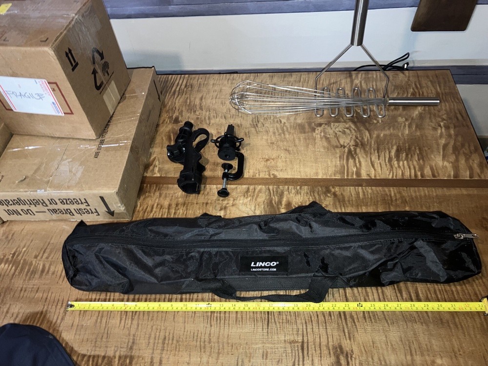 LINCO ZENITH Series 8: 2 Studio Light Stand; 1 Arm Extension; 2 Backdrop Pole.