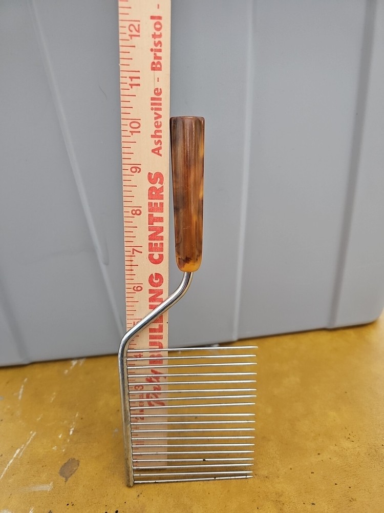 Angel Cake Cutter with Tortoise Bakelite Handle.