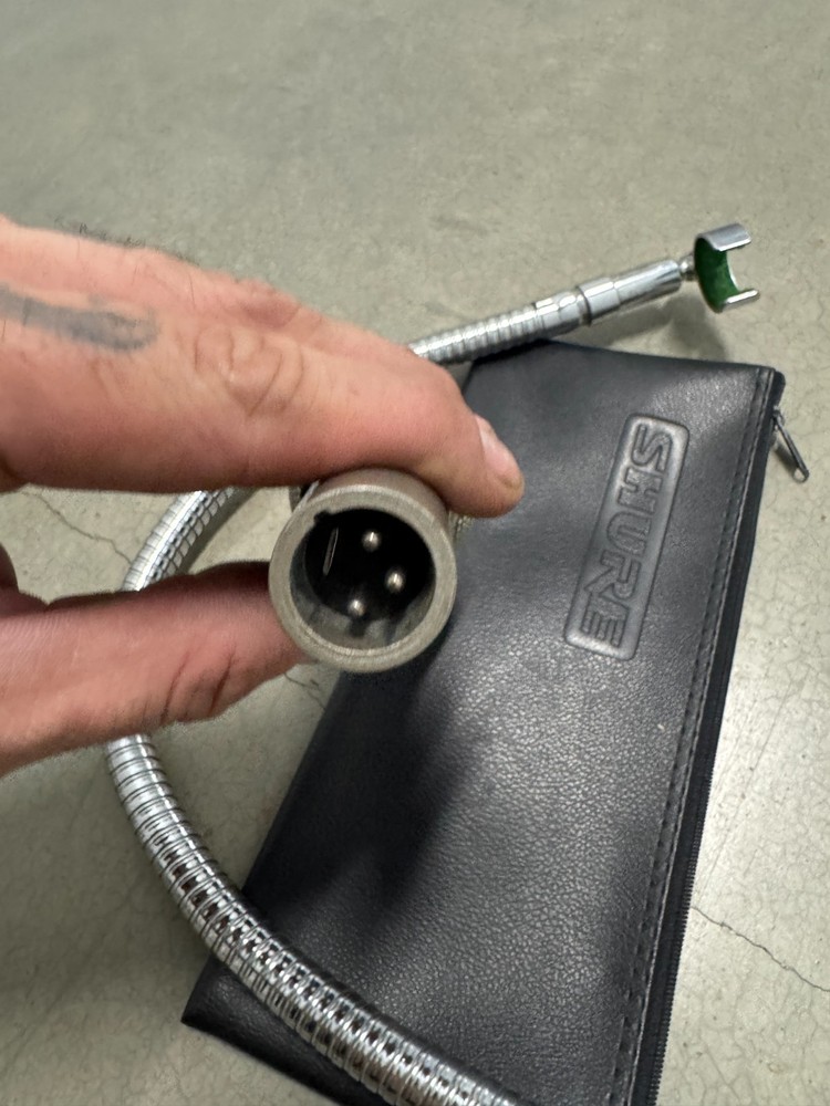 Shure Unisphere B 588SA Unidirectional Dynamic Microphone + Screw-On Cable