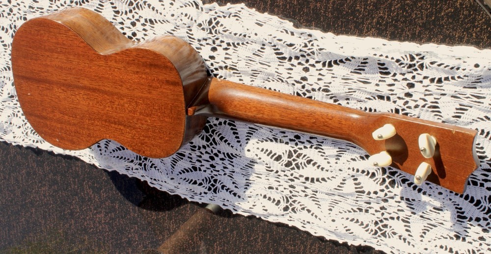 MARTIN & CO O 4-String UKE Ukelele with Soft Case – Very Good