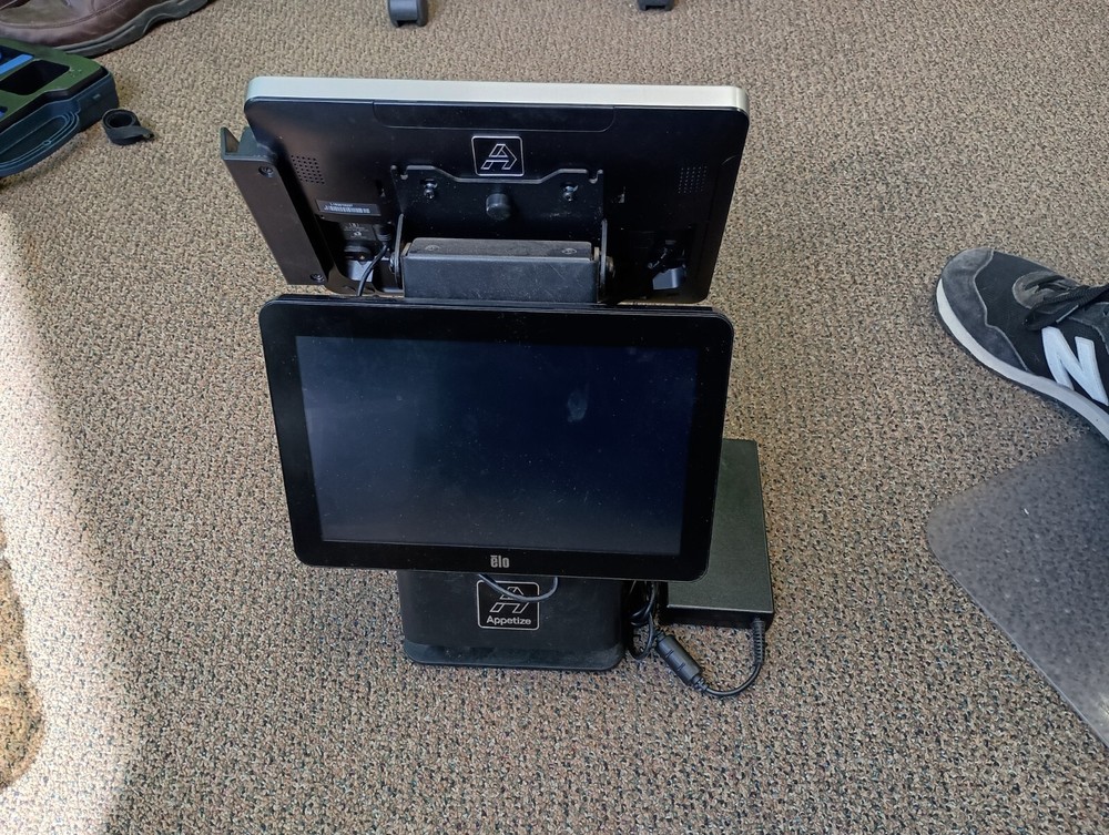 ELO E610902 w/ ET 1002L-2UWA-1-G, Stand and Bar Code Reader