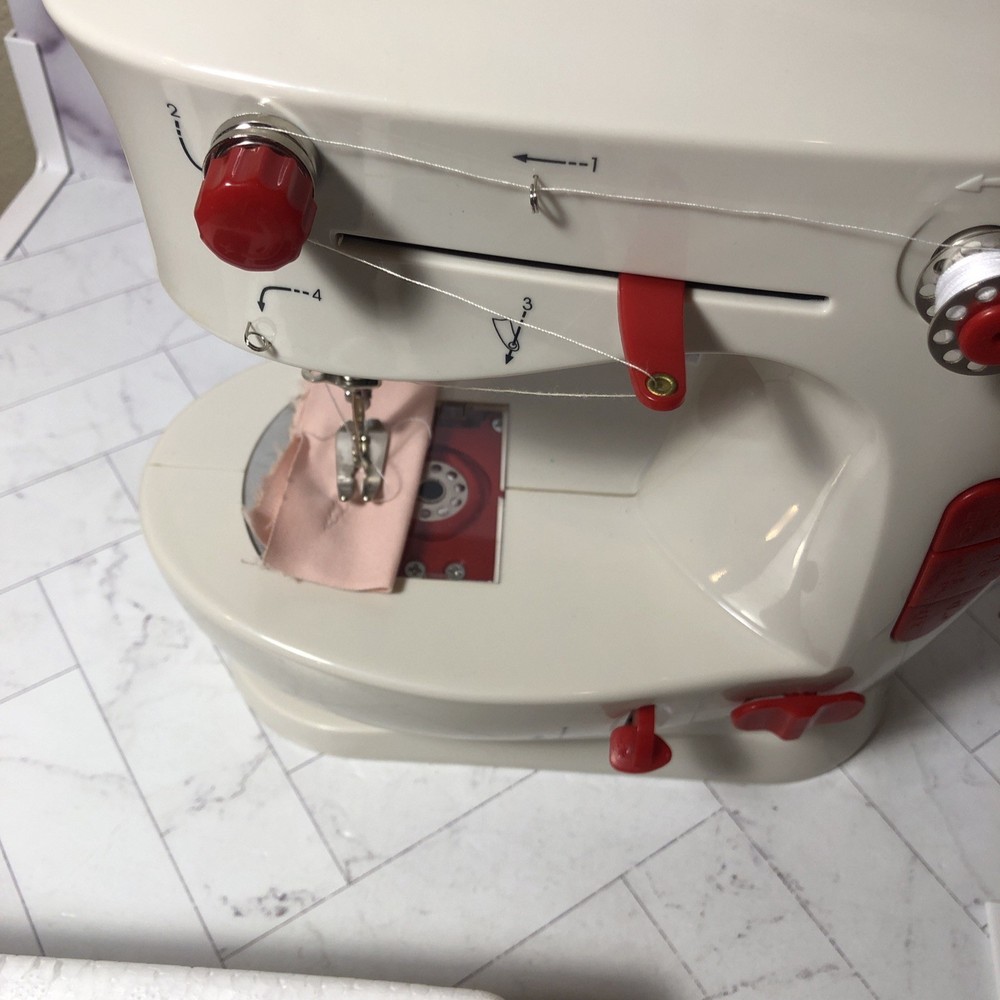 Easy Stitcher Table Top Sewing Machine D2-5001 BARELY USED