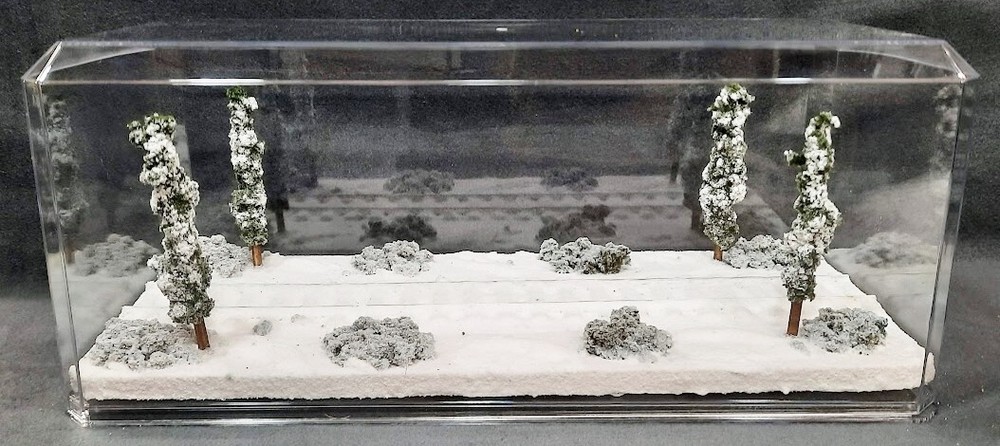 O SCALE - 16" SINGLE TRACK - "WINTER SCENE" DISPLAY CASE- FOR ANY O SCALE TRAINS