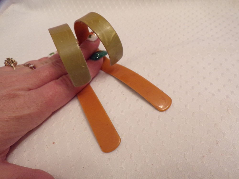 VTG Bakelite Table Cloth Holders