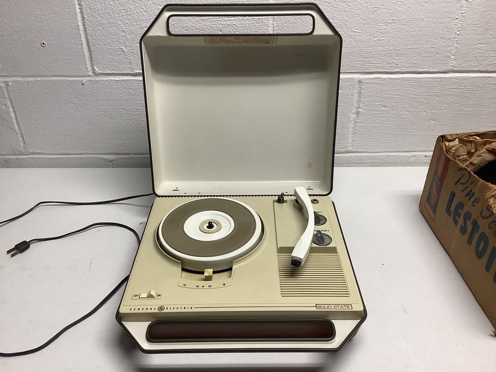 General Electric Transistor Solid State Record Player Vintage 4 Speed **READ**