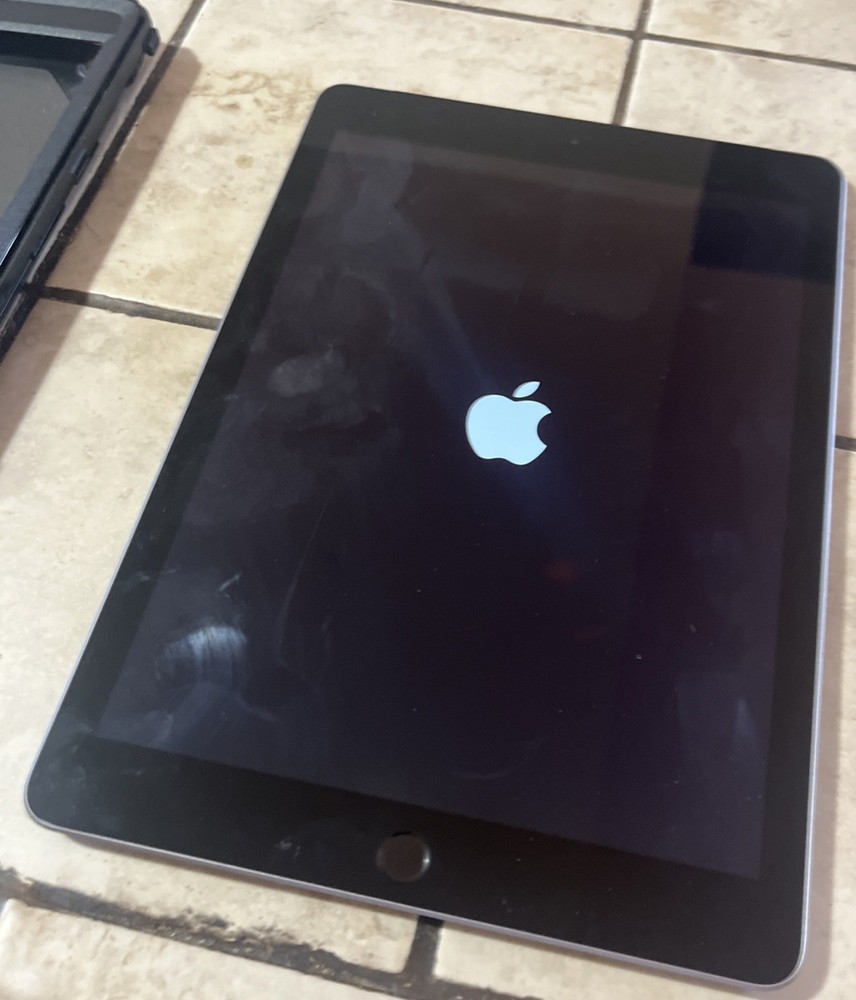 iPad 8 WiFi Cellular Otterbox Case Great Condition Broken