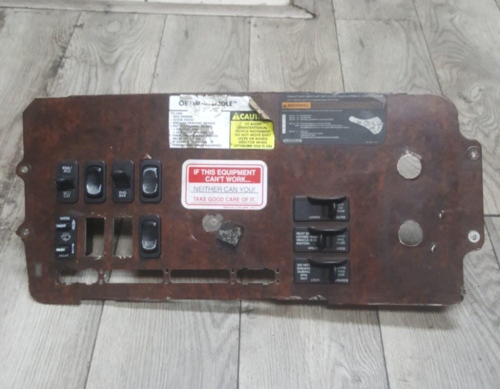FREIGHTLINER DASHBOARD PANEL CLUSTER A06-40924-000 / N99642