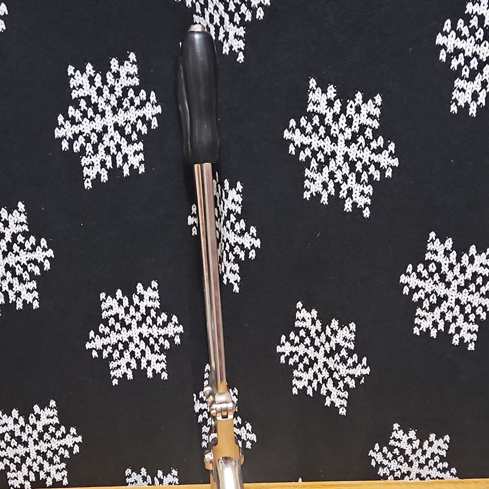 Metal castrator tool