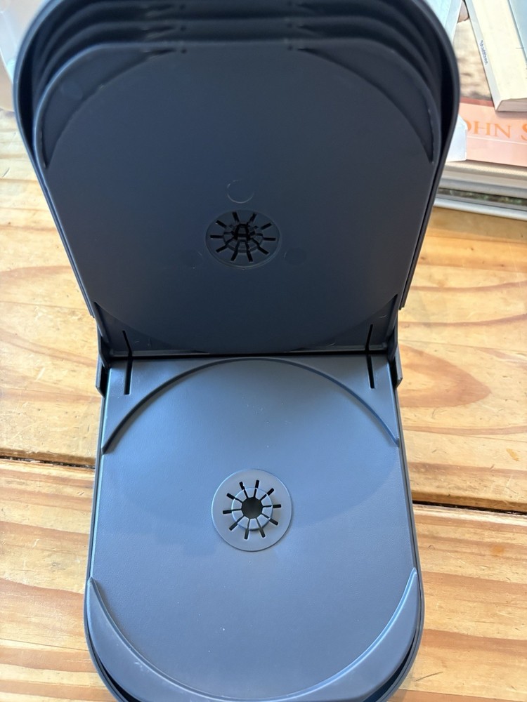 PORTABLE 5 CD OR DVD PORTABLE PLASTIC STORAGE CASE BRAND NEW